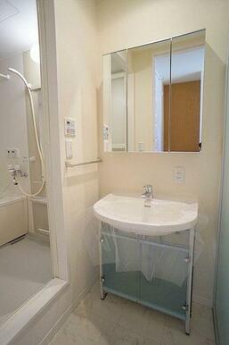 少しオシャレな洗面です！鏡も大きく朝役に立ちます！