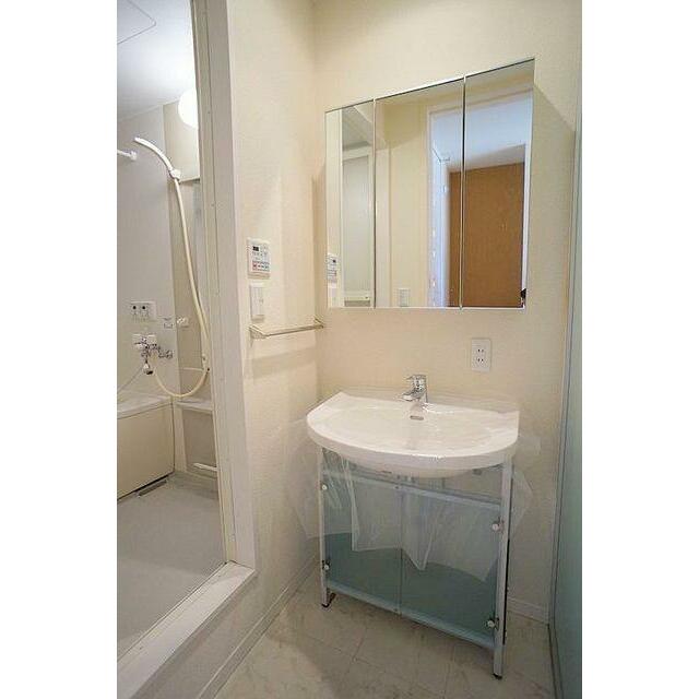 少しオシャレな洗面です！鏡も大きく朝役に立ちます！