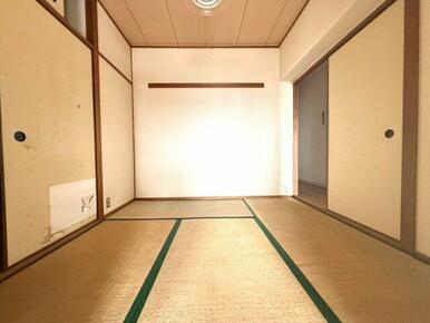 明るい4.5帖の和室です