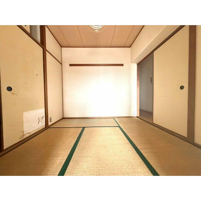 明るい4.5帖の和室です