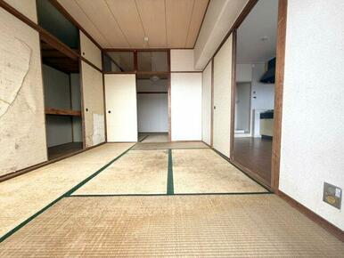明るい６帖の和室です