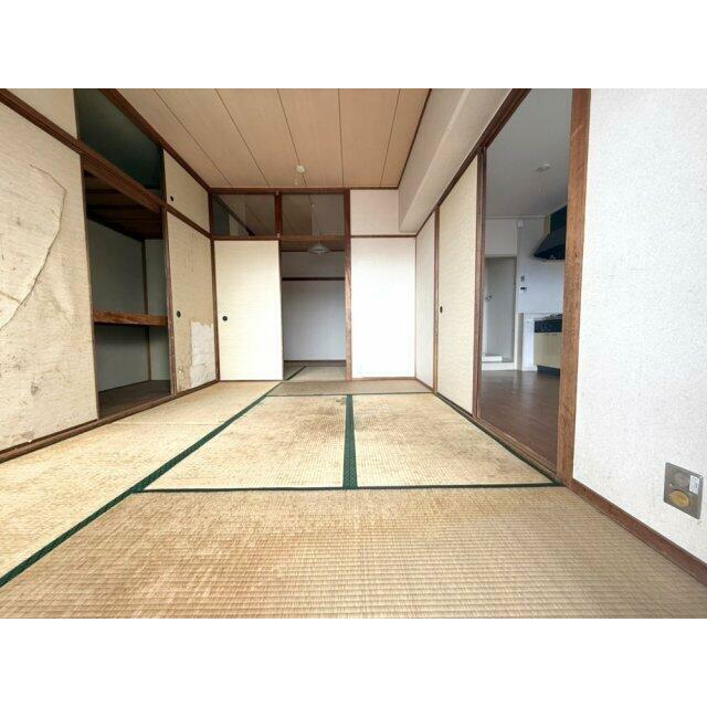 明るい６帖の和室です