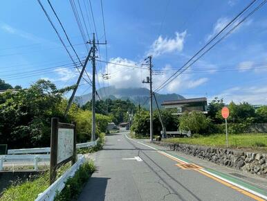 アプローチ道路と雄大な武甲山です。