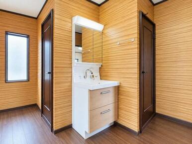 シャワー付き洗面化粧台です。手軽にシャンプーができ、お掃除もしやすいですね。