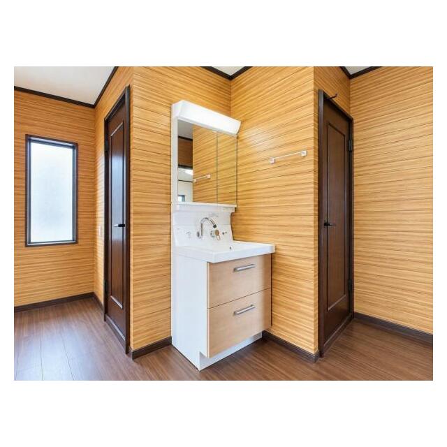 シャワー付き洗面化粧台です。手軽にシャンプーができ、お掃除もしやすいですね。