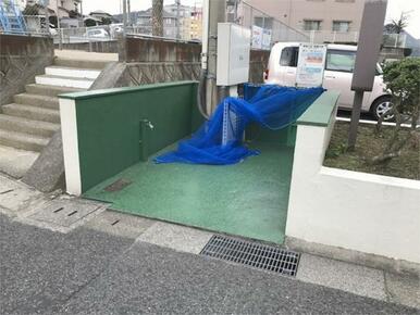 周辺には公園や住宅が広がり、穏やかな住環境です。暮らしに便利な施設も点在し、落ち着いた毎日を送りたい