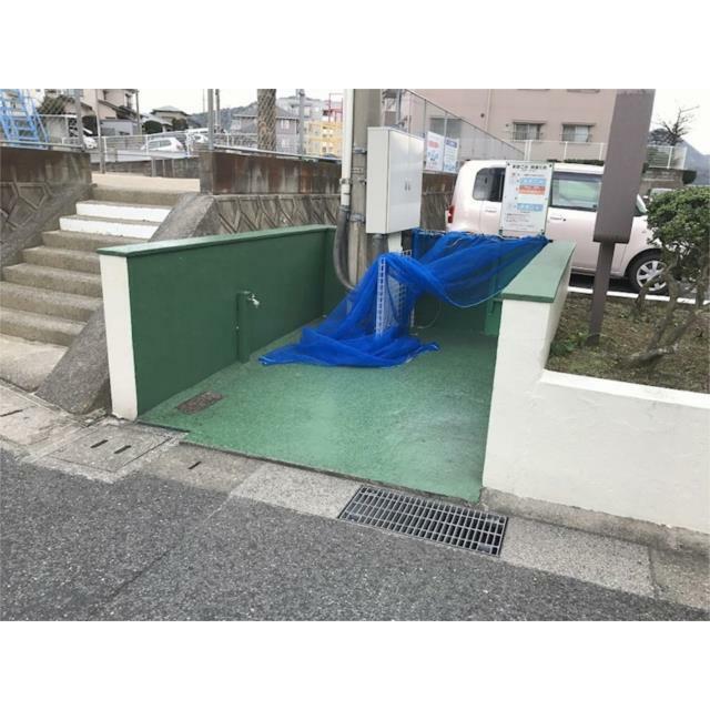 周辺には公園や住宅が広がり、穏やかな住環境です。暮らしに便利な施設も点在し、落ち着いた毎日を送りたい
