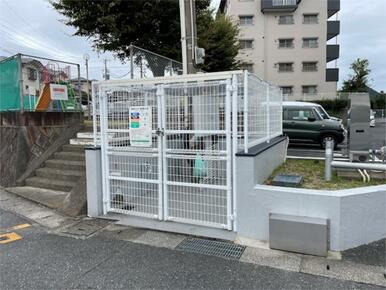 現地写真：敷地内に設置されたゴミ置き場は、清潔に保たれています。隣接する公園で、お子様が遊ぶ姿を見守