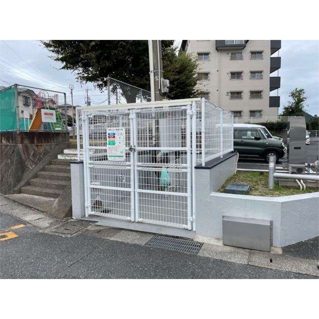 現地写真：敷地内に設置されたゴミ置き場は、清潔に保たれています。隣接する公園で、お子様が遊ぶ姿を見守