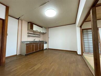 広々としたＬＤＫは、対面キッチンでお料理中もご家族との会話が弾みます。和室と繋がる間取りで、くつろぎ