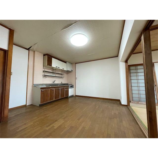 広々としたＬＤＫは、対面キッチンでお料理中もご家族との会話が弾みます。和室と繋がる間取りで、くつろぎ