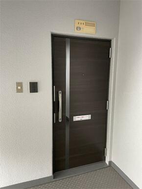 落ち着いた色合いの玄関扉が、帰宅するあなたを温かく迎え入れます。インターホンも備わり、防犯面も配慮さ