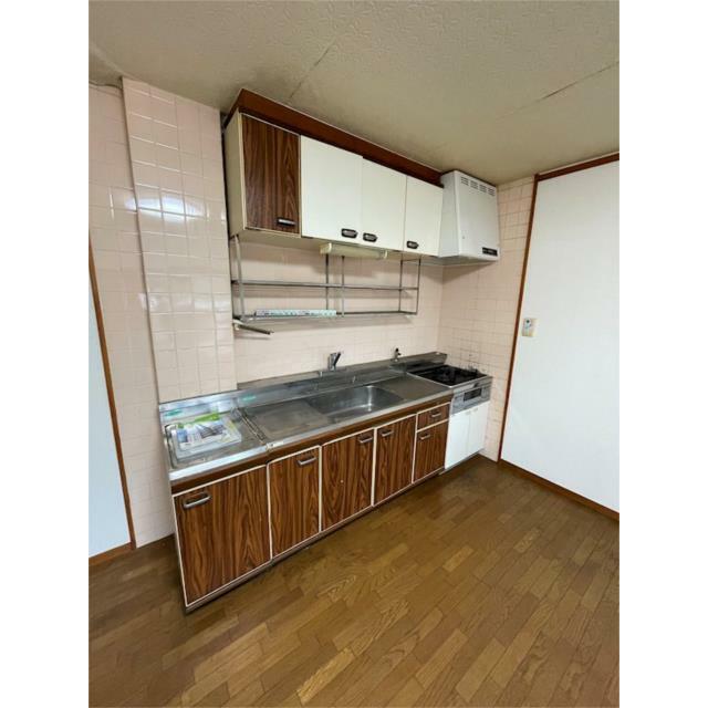 使い勝手の良いＬ字型シンクと豊富な収納で、料理の時間を快適に。温かみのある木目調のキッチンで、毎日の