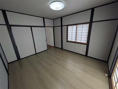 南西側の洋室です（和室から変更しました。）。和モダンなデザインとなっております。
