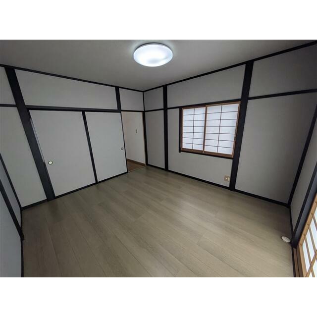 南西側の洋室です（和室から変更しました。）。和モダンなデザインとなっております。