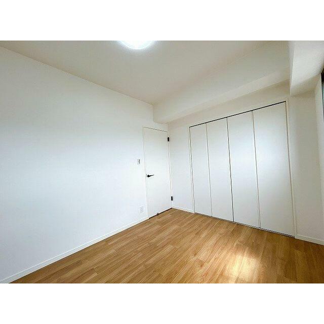 「北西側洋室」別角度からのお写真でございます