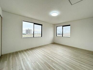 「２階南東洋室」２面採光かつ、眺望の良いお部屋です。