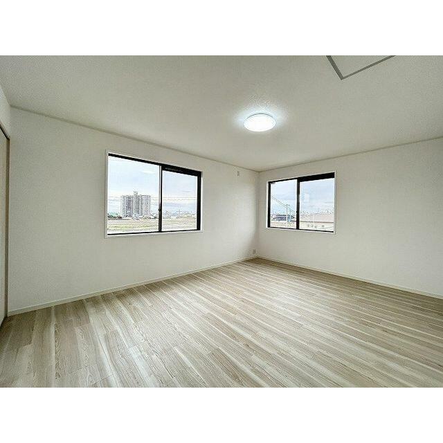「２階南東洋室」２面採光かつ、眺望の良いお部屋です。