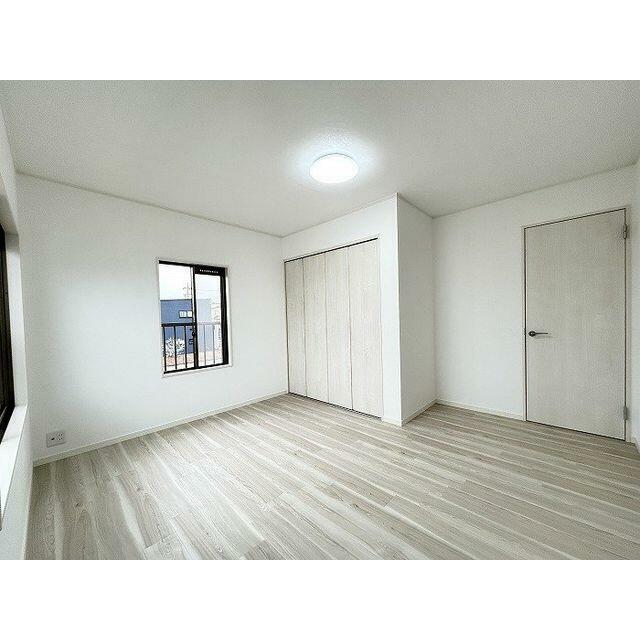 「２階南西洋室」和室から洋室に間取り変更しました。