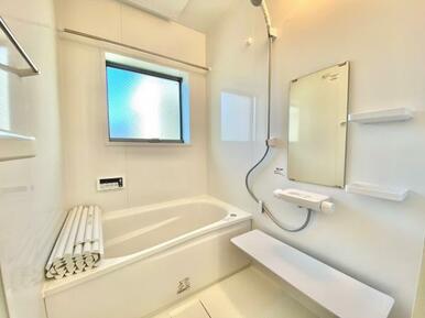 清潔感のある白を基調とした浴室換気乾燥暖房機つきのユニットバス♪