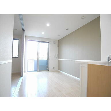 大きな窓から陽光が差し込みます