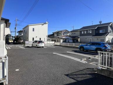 各世帯駐車場２台付（賃料に含む）です。