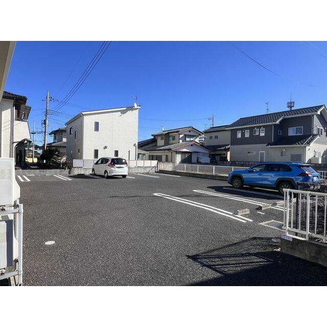 各世帯駐車場２台付（賃料に含む）です。