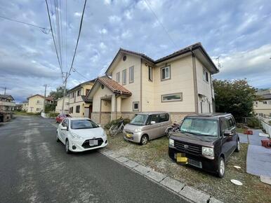 レンガ調の２トーンカラーがお洒落な外観です。三角屋根と丸窓がアクセントになっています。