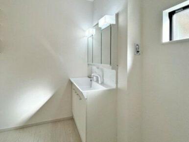 独立洗面台は、三面鏡付で朝の身支度も困りません。※施工例