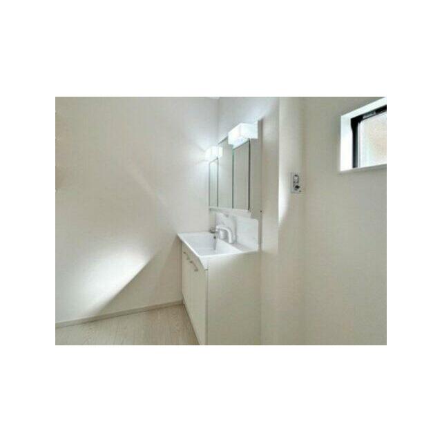 独立洗面台は、三面鏡付で朝の身支度も困りません。※施工例