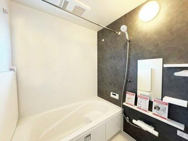 浴室の換気のほか、雨の日の洗濯乾燥にも便利な浴室換気暖房乾燥機完備　※施工例