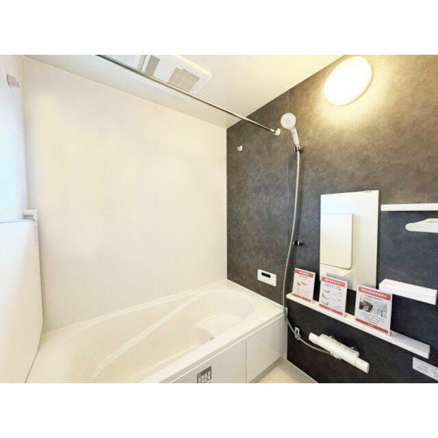 浴室の換気のほか、雨の日の洗濯乾燥にも便利な浴室換気暖房乾燥機完備　※施工例