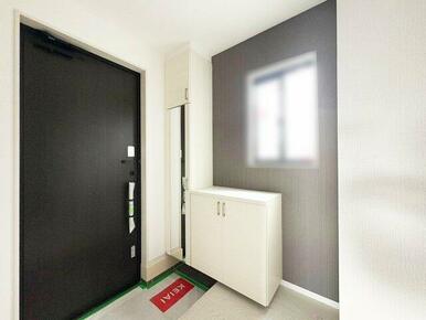 玄関です。シューズボックスがあるので綺麗に靴が収納できます　※施工例