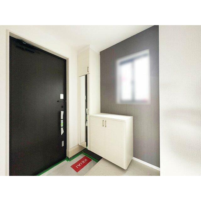 玄関です。シューズボックスがあるので綺麗に靴が収納できます　※施工例