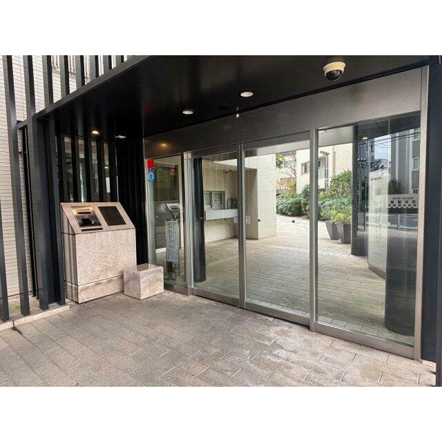 非接触キーで空きます。オプションで、カバンの中に入れておいても解除できる非接触キーも対応。