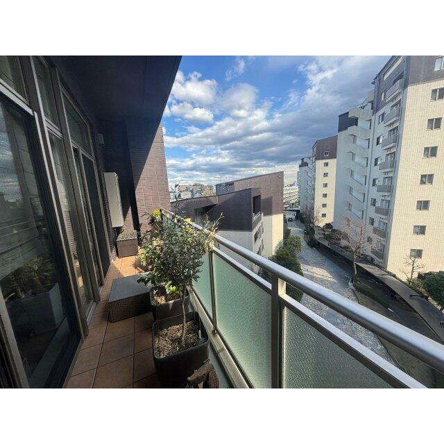 バルコニーです。敷地内のグリーンコリドーを望めます。日当たりは良好です。