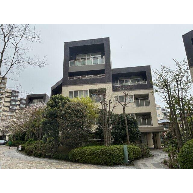 Ｃ棟の外観です。グリーンコリドーは季節を感じられる遊歩道です。桜なども植えてあります。