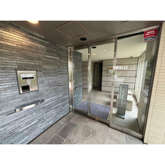 C棟の1つ目のオートロック操作盤です。非接触キーなら、近づけばオートロックが開きます。宅配BOXや、ペッ