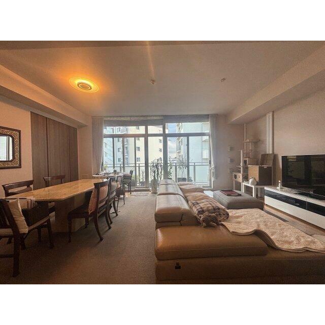 リビング代人後は広々20.7帖。天井の高さは2.9メートルあり、開放感あります。ＴＥＳ床暖房も付いてます。