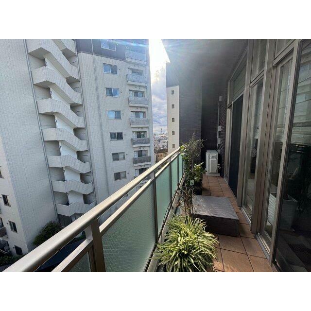 バルコニーです。敷地内のグリーンコリドーを望めます。日当たりは良好です。