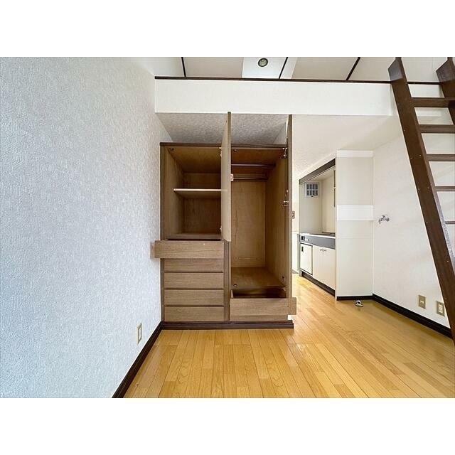 洋服ダンス状の収納で色々入ります