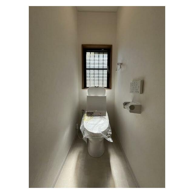 トイレ新品交換してます。