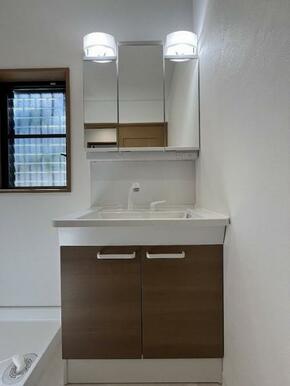 洗面所新品交換しております