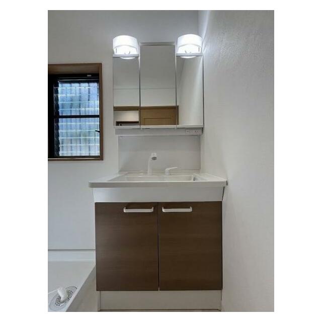 洗面所新品交換しております