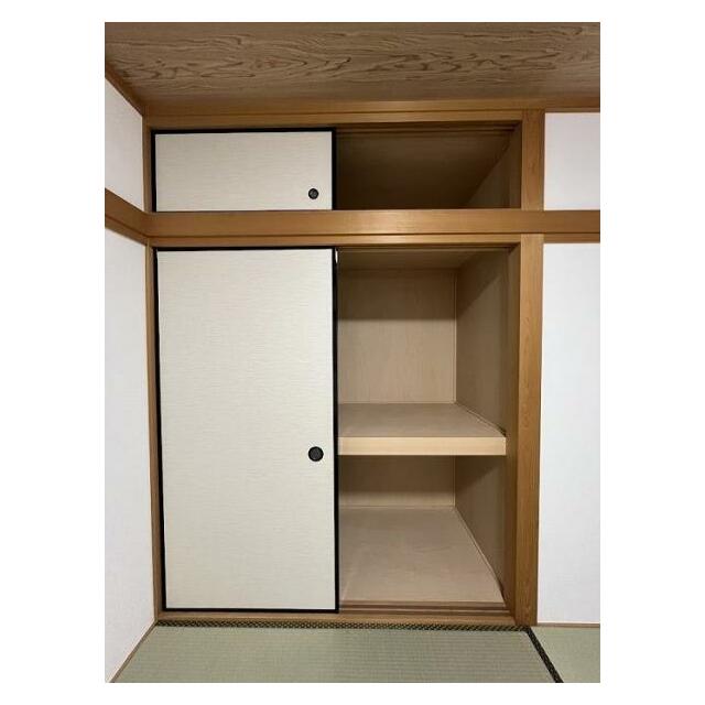 広めの収納ですのでなんでも入ります。