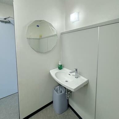 女性用トイレには、洗面台と鏡が２つございます。