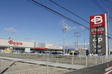 最寄りのスーパー、ベイシア安中店まで徒歩８分（６００ｍ）
