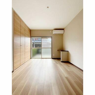 10２号室の写真の為、現況優先です。