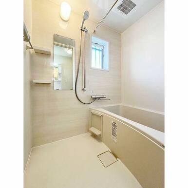 10２号室の写真の為、現況優先です。