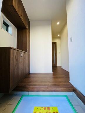 開ければ広がる、閉じれば落ち着く玄関（2号棟）